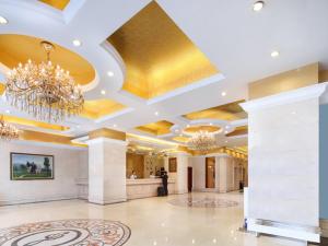 a lobby of a hotel with a chandelier at Vienna Hotel Nanchang Ruzi Road in Nanchang
