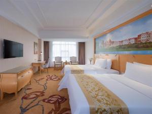 Ένα ή περισσότερα κρεβάτια σε δωμάτιο στο vienna Hotel (fujian quanzhou dehua station) +7 φωτογραφίες