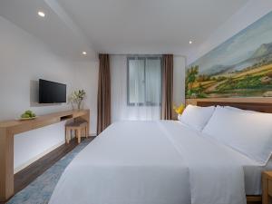 a large white bed in a hotel room at Vienna 3 Best Hotel Beihai Sichuan Road in Beihai