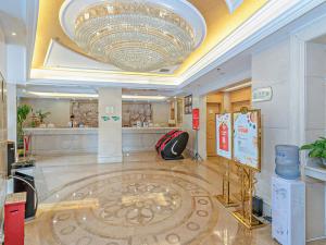 um grande átrio com um grande lustre num edifício em Vienna 3 Best Hotel Guangzhou Guangzhou Tower em Guangzhou