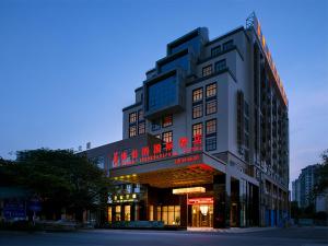 un edificio con escritura roja en el costado. en Vienna International Hotel Diecai Wanda High Speed ​​Rail Station en Guilin