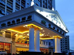 深圳维也纳酒店大学城店的前面有标志的建筑物