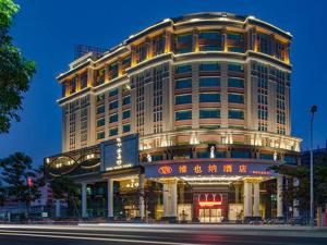 un gran edificio con un cartel delante en Vienna Hotel Jieyang Danpu Road, en Jieyang