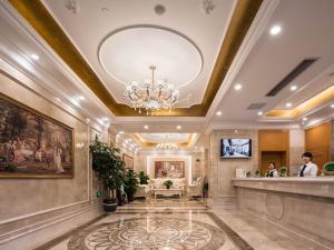 a lobby of a hotel with a chandelier at Vienna Hotel Jiangsu Changzhou Qingfeng Park in Changzhou