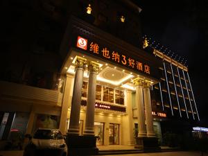 budynek z samochodem zaparkowanym przed nim w obiekcie Vienna 3 Best Hotel Hubei Jingmen Huyaguan Avenue Changfa w mieście Jingmen