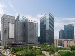 un groupe de grands bâtiments dans une ville dans l'établissement Vienna Hotel Guiyang Exhibition Center, à Guiyang