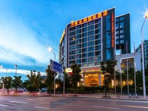 un gran edificio con un cartel en el costado en Vienna International Hotel Changsha Shengfujinfang, en Changsha