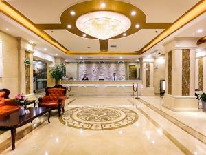 un gran vestíbulo con recepción en un hotel en Vienna Hotel Shanghai Pudong Jinqiao Park, en Shanghái