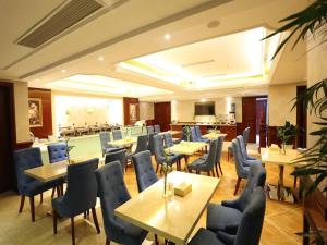 een eetkamer met tafels en stoelen in een restaurant bij Vienna 3 Best Hotel Sheyang Jiefang Rd in Sheyang