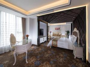 a large bedroom with a large bed and a tub at Vienna Classic Hotel Dongguan Changan Xiandai in Dongguan