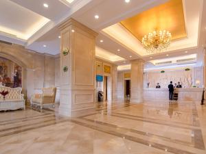 The lobby or reception area at Vienna Hotel Shenzhen Shuiku New Village