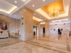 a large lobby with a chandelier in a building at Vienna Hotel Shenzhen Shuiku New Village in Shenzhen
