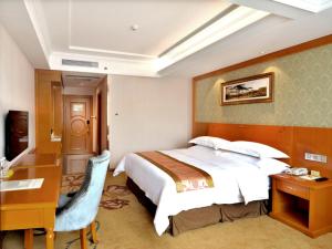 Un ou plusieurs lits dans un hébergement de l'établissement Vienna Hotel Hefei East Changjiang Road