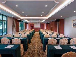 a conference room with tables and chairs in it at Vienna 3 Best Hotel Shenzhen Pinghu Fumin Road in Longgang