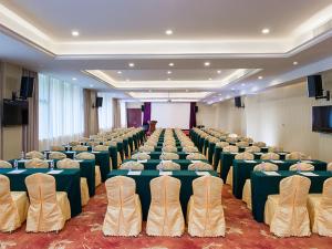 una gran sala con filas de mesas y sillas en Vienna Hotel Shenzhen Longzhu, en Shenzhen