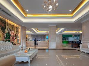 a large lobby with a couch and a chandelier at Vienna Classic hotel(Lianzhou Building Branch) in Lianzhou