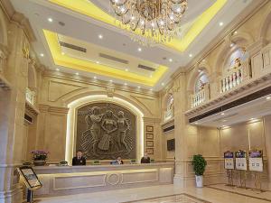 um grande átrio com um lustre num edifício em Vienna International Hotel Nanjing Hehai University Station em Zhucun
