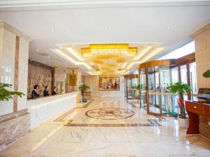 una grande hall con persone in un edificio di Vienna Hotel Jiangxi Yichun City Hall a Yichun