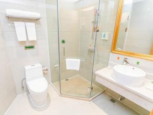 een badkamer met een douche, een toilet en een wastafel bij Vienna Hotel Guangzhou Beijing Road in Guangzhou