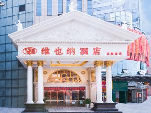 um edifício com escrita chinesa na parte da frente em Vienna Hotel Dongguan Tangxia Garden Street em Tangxia