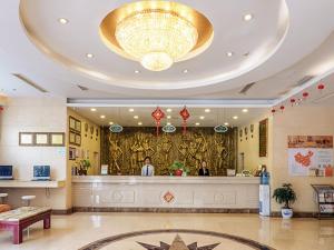 un gran vestíbulo con una gran lámpara de araña en un edificio en Vienna Hotel Wuxi Wangzhuang Road, en Wuxi