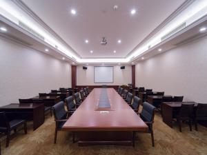 uma sala de conferências com uma mesa longa e cadeiras em Vienna Classic Hotel Shizhongshan Avenue em Jiujiang