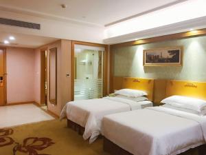 Кровать или кровати в номере Vienna Hotel Foshan Nanzhuang Avenue