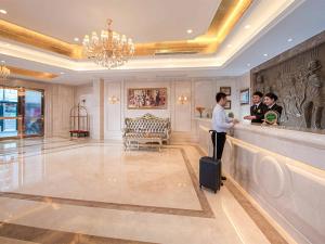 un gruppo di persone che si trovano in un bar nella hall di un hotel di Vienna Hotel Shenzhen Lo Wu Control Point a Shenzhen