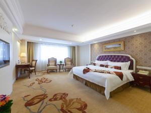 een hotelkamer met een groot bed in een kamer bij Vienna International Hotel Nanning Zoo in Nanning