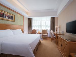 Телевизор и/или развлекательный центр в Vienna International Hotel - Long Hua Wan Zhong Cheng Branch +3 фотографии