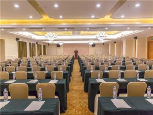 duży pokój ze stołami i krzesłami w obiekcie Vienna Hotel Yulin Jincheng Zhenlin w mieście Yulin