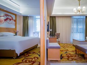 Ένα ή περισσότερα κρεβάτια σε δωμάτιο στο Vienna Hotel Whhan xingye road stone bridge subway station store