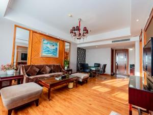 sala de estar con sofá y mesa en Vienna Hotel Dongguan Tangxia Binfen Plaza en Dongguan