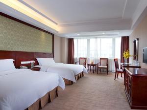 Ліжко або ліжка в номері Vienna Hotel Longgang Longdong