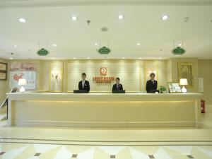 three men sitting at a counter in a lobby at Vienna 3 Best Hotel Huaian Qinghejiayuan in Huai'an