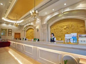 Lobbyn eller receptionsområdet på Vienna Hotel Hubei Tianmen Donghu International