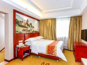 Postel nebo postele na pokoji v ubytování Vienna International Hotel Shanghai Fengxian Nanqiao