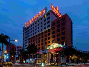 Un bâtiment avec un panneau en haut dans l'établissement Vienna International Hotel - Foshan Haiyue Branch, à Nanhai