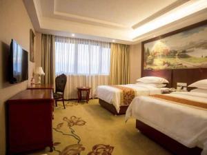 TV a/nebo společenská místnost v ubytování Vienna International Hotel Shanghai Fengxian Nanqiao
