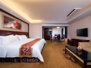 a hotel room with a large bed and a television at Vienna Hotel Dongguan Qiaotou in Qiaotou