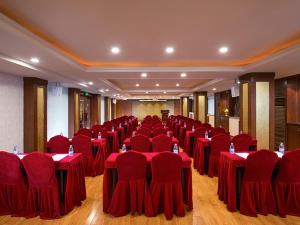 een vergaderzaal met rode tafels en stoelen erin bij Vienna Hotel Zhongshan Central Coach Station in Changzhou