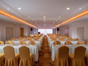 a large banquet hall with tables and chairs in it at Vienna International Hotel(Chenzhou Wuling Square Shop) in Chenzhou