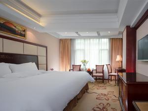 Kama o mga kama sa kuwarto sa Vienna International Hotel Guilin Zhongshan Road