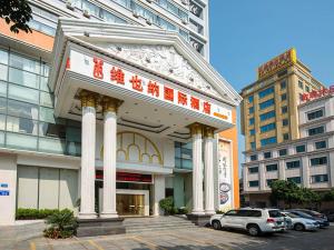 a building with chinese writing on the front of it at Vienna Hotel Foshan Nanhai Avenue Branch in Foshan