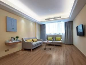 a living room with two chairs and a couch at Vienna Hotel (Dongmin Road Nanning) in Nanning