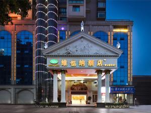 ein Gebäude mit einem Pavillon davor in der Unterkunft Vienna Hotel Hengyang Zhengxiang in Hengyang