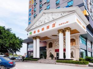 un grande edificio con colonne di fronte ad esso di Vienna Hotel Shenzhen Shangjin Center a Bao'an