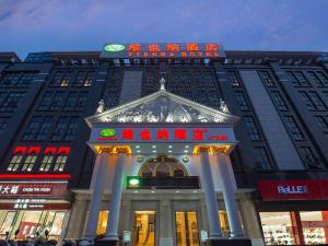 un edificio con un cartel encima en Vienna Hotel Chaozhou Plaza, en Chaozhou