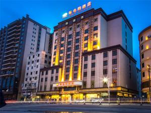 een gebouw met gele lichten aan de voorkant bij Vienna Hotel Lufeng Peopole Road in Lufeng