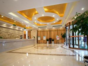 um grande átrio com uma grande sala com um grande tecto em Vienna Hotel Shanghai Hongqiao National Exhibition Center Huaxin em Qingpu